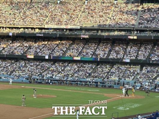 미국 메이저리그 LA 다저스는 연방정부의 이민자 단속과 이에 따른 시위가 도시 전역을 휩쓸었지만 "입장을 밝히지 않겠다"는 한 문장으로 대응해 논란이 되고 있다./LA=황덕준 언론인