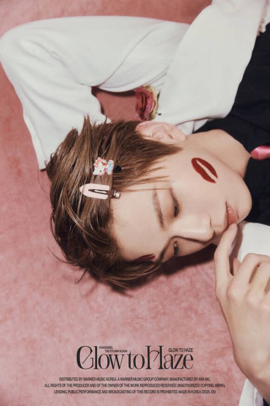 'Glow to Haze'는 찬란했던 시작과 점차 흐려지는 감정의 여정을 트랙의 흐름 따라 영화처럼 담은 앨범이다. /ARA