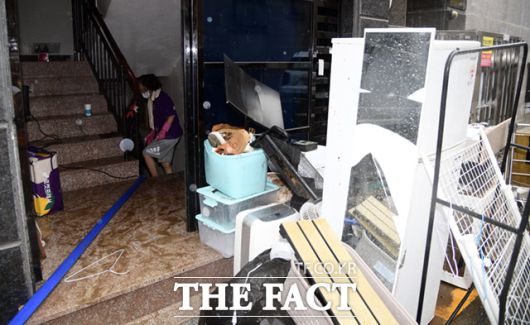 관악구에서 20년 넘게 살았다는 배모(92) 씨는 "2년 전에 앞집에 물이 차 물을 막 퍼내던 게 기억난다"며 "지금은 그때보다 개선되긴 했지만 역시 걱정된다"고 했다. 사진은 지난 2022년 8월9일 서울 관악구 신림동의 한 반지하 주택 주민이 집기를 밖으로 꺼내 침수된 물을 퍼내고 있는 모습. /이새롬 기자