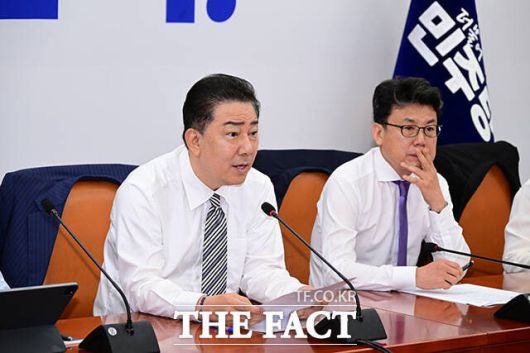 김병기 민주당 대표 직무대행 겸 원내대표(왼쪽)가 17일 서울 여의도 국회에서 열린 원내대책회의에서 발언하는 모습. /남윤호 기자