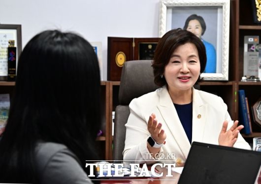 여성가족부 장관 후보로도 거론되고 있는 이 의원은 여가부를 '성평등 가족부'로 확대 개편하겠다는 이재명 대통령의 공약에 대해 "아주 정확한 인식"이라고 공감했다. /국회=배정한 기자