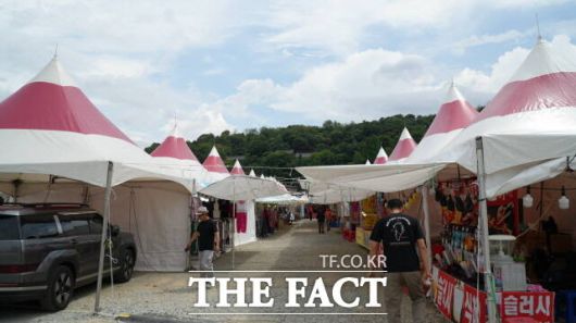 각종 부스가 설치된 '논산시 품바 페스티벌' 전경. /화요저널클럽