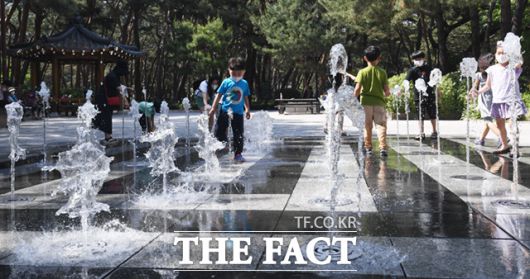 일요일인 22일 중부지방은 맑고 하늘을 보이고 남부지방은 오전까지 비가 내린 뒤 차차 갤 전망이다. /이새롬 기자