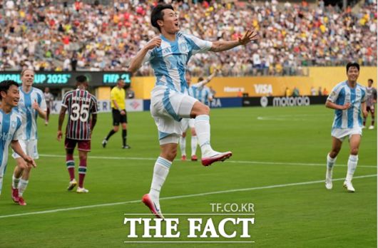 울산 HD의 엄원상이 22일 플루미넨시와 2025FIFA 클럽 월드컵 F조 2차전 전반 추가시간 2-1 역전골을 터뜨린 뒤 포효하고 있다./이스트 러더퍼드(미 뉴저지주)=AP.뉴시스