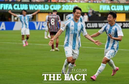 전반전에만 나란히 1골 1도움을 기록한 울산HD의 엄원상(왼쪽)과 이진현./이스트 러더퍼드(미 뉴저지주)=AP.뉴시스