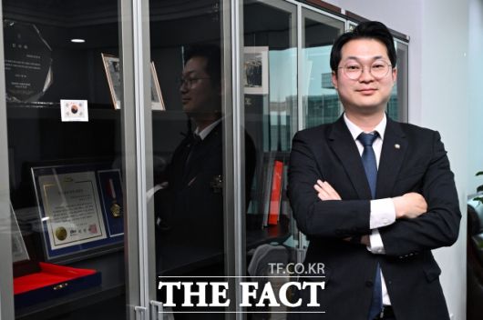 변호사 출신의 김동아 더불어민주당 의원은 검찰개혁 문제를 시급한 과제로 꼽는다. 검찰청 폐지를 핵심으로 하는 '검찰개혁 4법' 공동발의 명단에 이름을 올리기도 했다. 그는 "나중으로 미뤘을 땐 문재인 정부 때처럼 오히려 검찰이 이상하게 힘을 더 쓸 수 있는 상황으로 빠질 수 있기 때문에 지금 확실히 매듭을 지을 필요가 있다"고 강조한다. /국회=남용희 기자