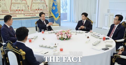 이재명 대통령이 22일 한남동 관저에서 열린 여야 지도부와 오찬에서 발언하고 있다. 왼쪽부터 강훈식 비서실장, 김병기 더불어민주당 당대표 직무대행 겸 원내대표, 이 대통령, 국민의힘 김용태 비상대책위원장, 송언석 원내대표. /뉴시스