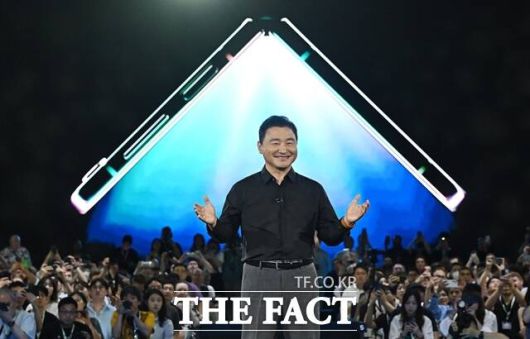 노태문 삼성전자 DX부문장 직무대행 겸 MX사업부장이 지난 2023년 하반기 서울 강남 코엑스에서 열린 '갤럭시 언팩'에서 '갤럭시Z폴드5'와 '갤럭시Z플립5'를 공개하고 있다. /더팩트 DB