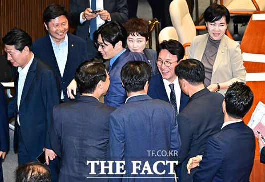 국민의힘은 청문회 자료 제출 의무를 강화하는 내용이 담긴 이른바 '김민석 방지법'을 20일 발의하며 '재맞불'을 놨다. 김 후보자가 5일 오후 서울 여의도 국회에서 열린 본회의에 참석해 동료 의원들과 대화를 나누는 모습./국회=배정한 기자