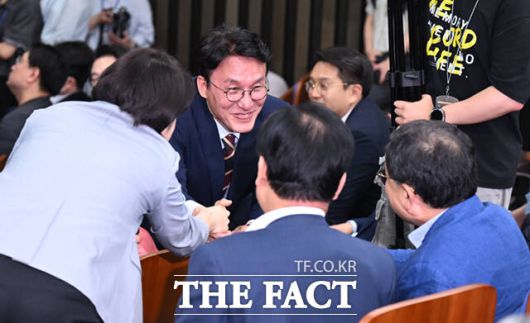 인사청문회법 개정 필요성은 그간 정치권에서 꾸준히 제기돼 왔지만 번번이 실현되지 못했다. 김민석 국무총리 후보자가 13일 오후 서울 여의도 국회에서 열린 더불어민주당 원내대표 선출을 위한 의원총회에 참석해 동료 의원들과 인사하고 있다. /국회=이새롬 기자