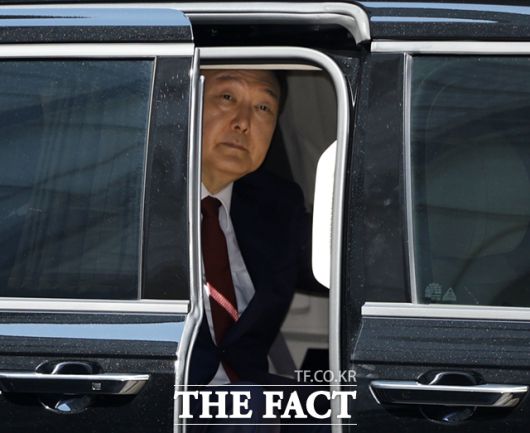 윤석열 전 대통령이 23일 오전 서울 서초구 서울중앙지방법원에서 내란 우두머리 혐의 사건 8차 공판에 출석하고 있다. /사진공동취재단