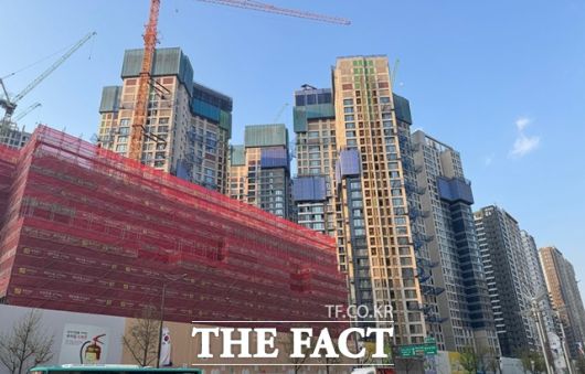 잠실진주아파트를 재건축한 '잠실래미안아이파크'와 잠실미성·크로바를 재건축한 '잠실 르엘'이 오는 12월 준공을 앞두고 있다. 사진은 잠실 르엘 공사 현장. /황준익 기자