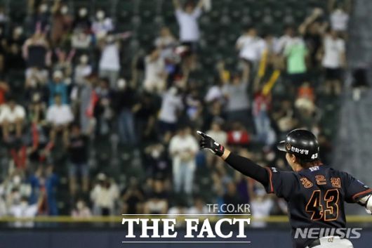 2022년 프로야구 올스타전 연장 10회초 승부치기에서 끝내기 3점 홈런을 날린 정은원이 기뻐하고 있다. 팬들도 열광하고 있다. /뉴시스