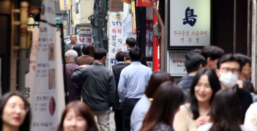 점심시간 직장인들이 서울 시내 한 식당가를 이용하고 있다. / 뉴시스