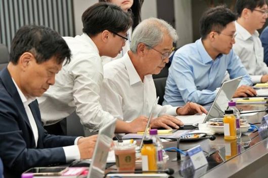 우리금융그룹은 지난 18일 디지털 금융 리더십 강화를 위해 그룹 본사와 은행 연수원에서 '챗(Chat) GPT 활용 실습 연수'를 실시했다. 임종룡 우리금융그룹 회장이 직접 챗 GPT 업무 활용 실습을 하고 있다. /우리금융