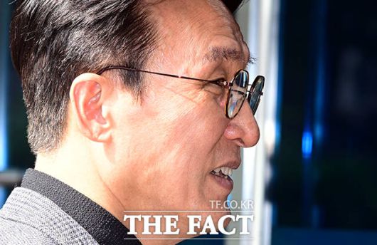 야당은 김 후보의 재산 형성 과정과 아들 특혜 의혹 등을 통해 도덕성 문제를 부각하는 데 집중할 전망이다. 김 후보자의 비협조적인 태도를 이유로 청문회에 참여하지 않을 가능성도 있다. 사진은 김 후보자가 18일 오전 서울 종로구 통의동 금융감독원연수원에 마련된 인사 청문 준비단 사무실로 출근하고 있는 모습. /임영무 기자