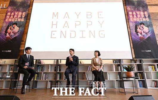 박천휴 작가(가운데)는 "기쁘고 감사한 마음"이라고 소감을 전했다. /서예원 기자