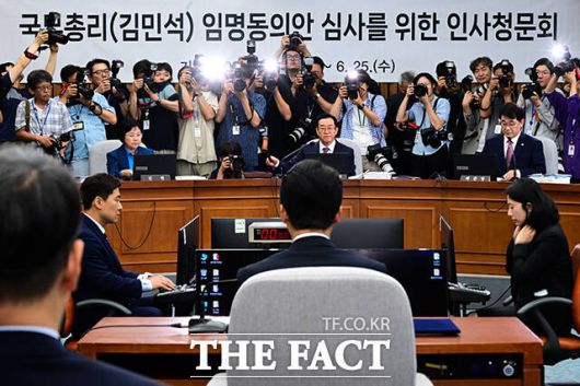 24일 오전 서울 여의도 국회에서 열린 김민석 국무총리 후보자에 대한 인사청문회가 열려 이종배 위원장이 의사봉을 두드리고 있다. /남윤호 기자