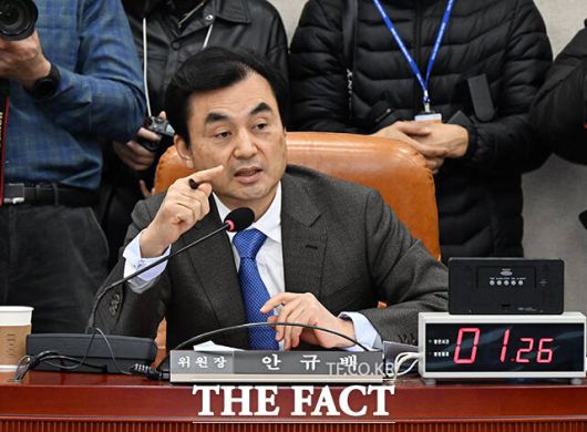 정부는 안 후보자의 군 전문성과 개혁 의지를 강조하고 있지만, 정치권에서는 지명 배경과 시점을 놓고 평가가 엇갈리고 있다. /배정한 기자