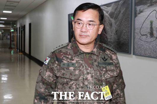 '12·3 비상계엄' 관련 내란 혐의를 받는 여인형 전 국군방첩사령관이 군검찰 측 추가 기소가 구속기간 연장을 위한 공소권 남용이라고 비판했다. 여 전 사령관이 지난해 12월 서울 여의도 국회에서 열린 정보위원회 전체회의에 출석하고 있다. /국회=이새롬 기자