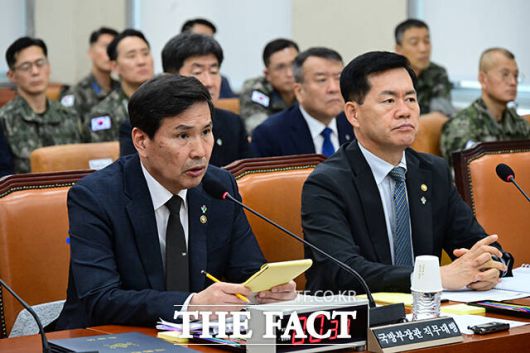 김선호 국방부 장관 직무대행과 석종건 방위사업청장이 전체회의에 출석해 현안질의 답변을 하고 있다.