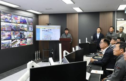 박현철 롯데건설 대표이사 부회장이 서초구 잠원동 본사에 있는 AI 안전상황센터에서 현장을 점검하고 있다. /롯데건설