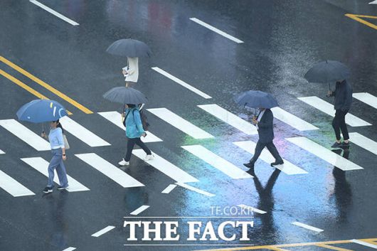 기상청에 따르면 25일 전국에 비가 내리다가 새벽에는 전남과 전북 서부, 오후에는 전북 동부와 경남, 그 밖의 전국은 밤에 비가 그치고 흐리겠다. 수도권과 경기 동부, 강원, 충북 등 일부 지역은 목요일인 26일까지 비가 이어질 것으로 관측된다. /장윤석 기자