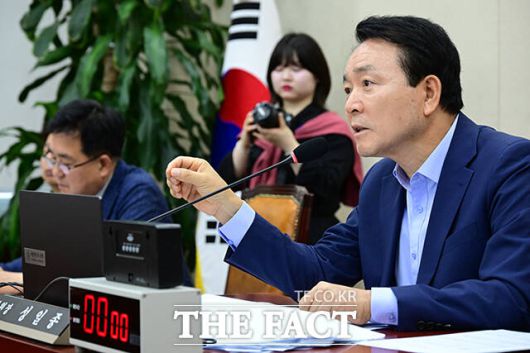 성일종 국방위원장이 국방부에 당부의 말을 하고 있다.