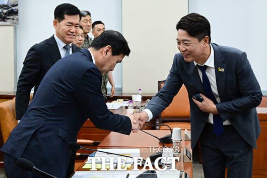 여당 간사 부승찬 더불어민주당 의원과 악수하는 김선호 직무대행.