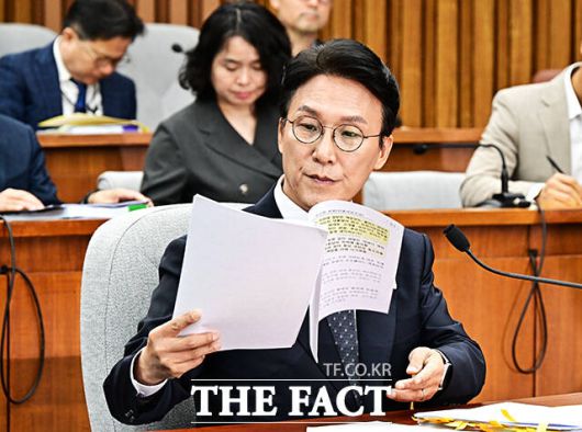 김 후보자는 중국 칭화대 법학석사 학위 취득과 관련한 논란에는 자료 제출과 관련해 다소 긍정적인 반응을 보였다. /배정한 기자