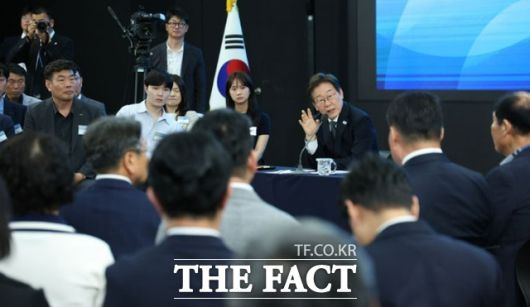 이재명 대통령은 25일 로스쿨 제도의 문제에 공감하며 "개인적으로 사법고시 부활에 일정 부분 공감한다"고 말했다. 이재명 대통령이 25일 광주 국립아시아문화전당에서 열린 광주시민, 전남도민 타운홀미팅에서 발언하고 있다. /광주=뉴시스