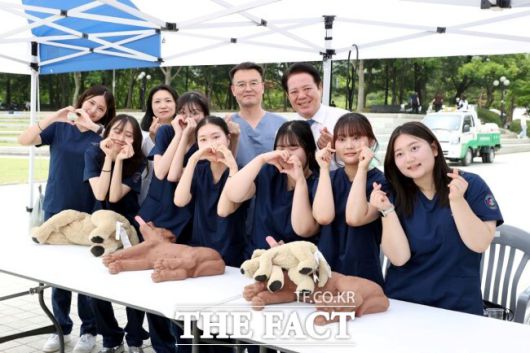사랑나눔 축제에 참여한 연성대 학생들과 (뒷줄 왼쪽부터)이수정·이왕희 교수, 최대호 안양시장./안양시