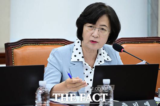 질의하는 추미애 더불어민주당 의원.