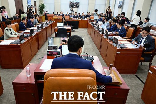 국방위 전체회의 개회하는 성일종 국방위원장.