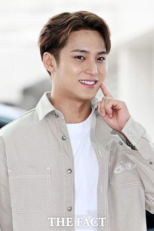 '볼 콕' 포즈 취하는 세븐틴 민규.