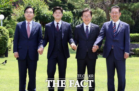 송언석 국민의힘 원내대표와 김용태 국민의힘 비상대책위원장, 이재명 대통령, 김병기 더불어민주당 당대표 직무대행 겸 원내대표(왼쪽부터)가 22일 한남동 관저에서 여야 지도부와 오찬에 앞서 기념촬영을 하는 모습. /뉴시스