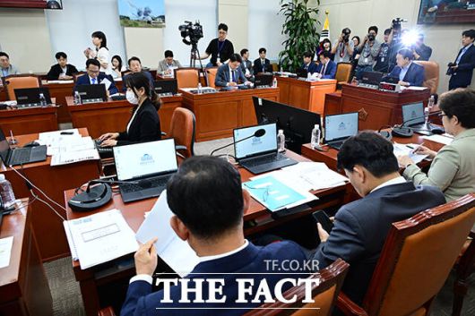 계엄법 개정안을 비롯한 법안 처리하는 국방위.