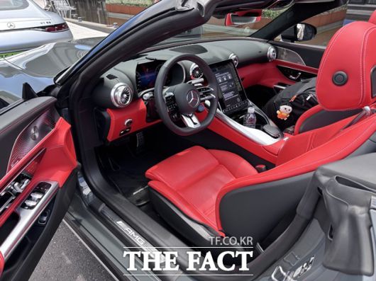 실내는 '하이퍼아날로그' 콘셉트로 꾸며졌다. 제트기 터빈 노즐을 닮은 송풍구 사이로 12.3인치 디지털 계기판과 11.9인치 센트럴 디스플레이가 자리 잡았다. /황지향 기자