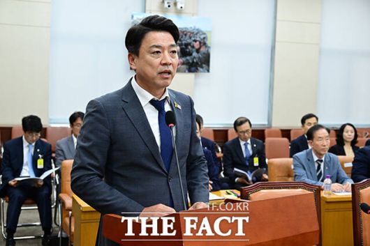 부승찬 더불어민주당 간사가 소위원회 법안 심사 결과를 보고하고 있다.