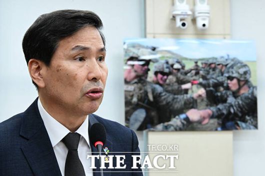 국방위 보고하는 김선호 국방부 장관 직무대행.