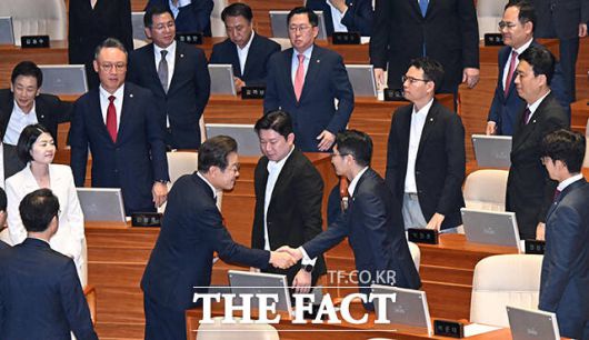 박준태 국민의힘 의원과 인사하는 이재명 대통령.