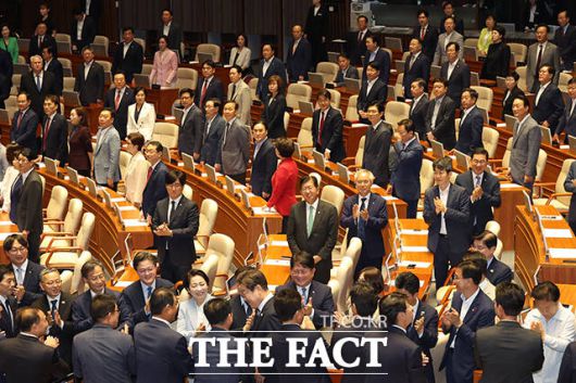 이재명 대통령이 26일 서울 여의도 국회 본회의에서 2025년도 제2회 추가경정예산안에 대한 시정연설을 위해 회의장에 입장하고 있다. 더불어민주당 의원들은 박수를 치며 이 대통령을 맞이하고 국민의힘 의원들은 굳은 표정으로 자리에 서있다. /국회사진기자단