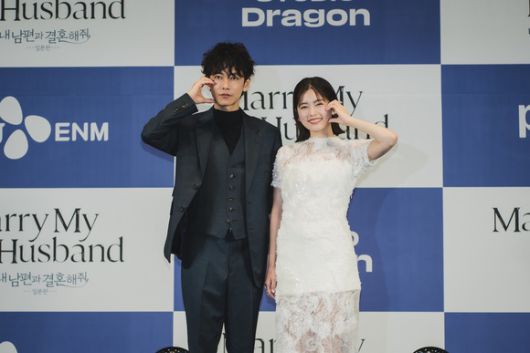 배우 사토 타케루(왼쪽)와 코시바 후우카가 26일 오후 4시 서울 구로구 라마다 호텔에서 열린 '내 남편과 결혼해줘' 일본판 제작발표회에 참석해 포즈를 취하고 있다. /CJ ENM