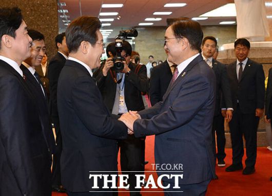 이재명 대통령이 26일 서울 여의도 국회에서 열린 추가경정예산안 시정연설을 위해 들어서며 우원식 국회의장과 인사하고 있다. /국회사진기자단