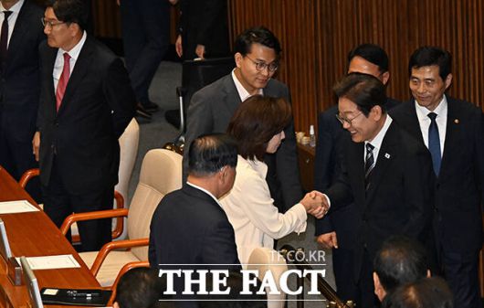 나경원 국민의힘 의원과 인사하는 이재명 대통령.