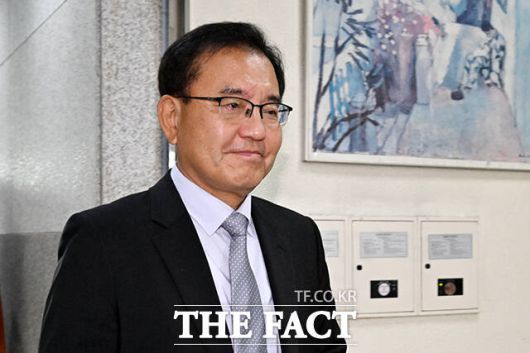 이명현 특별검사가 25일 오전 서울 서초구 법무법인와이비엘 사무실에 출근하고 있다. /서예원 기자