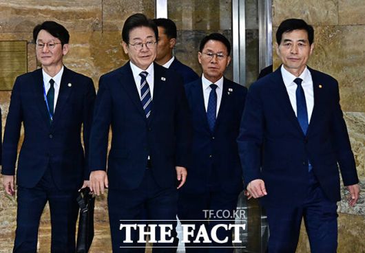 이재명 대통령이 26일 오전 서울 여의도 국회에서 추가경정예산(추경)안 시정연설을 하기 위해 본회의장으로 이동하고 있다.