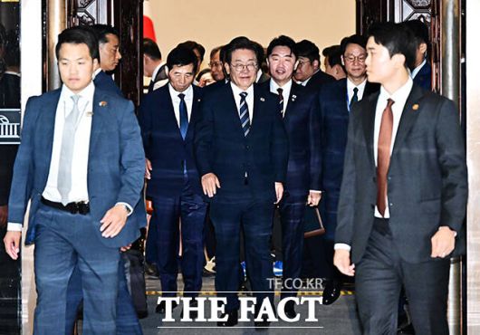 시정연설 마친 뒤 본회의장 나서는 이재명 대통령.