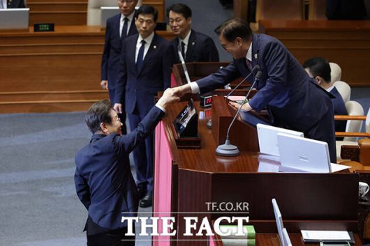 이재명 대통령이 26일 오전 국회 본회의장에서 추가경정예산에 대한 시정연설을 마친 뒤 우원식 국회의장과 악수하고 있다. /국회사진기자단