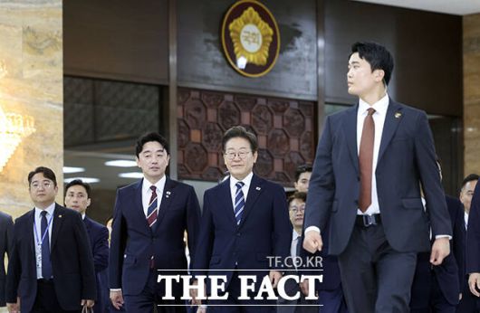 시정연설 마친 뒤 본회의장 나서는 이재명 대통령.